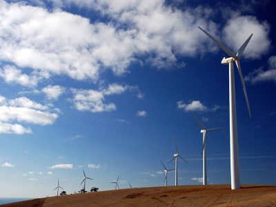 如何根據電力需求評估風力發電機的成本？